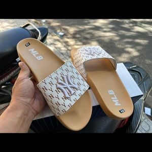 Cute NY Sandals/ Slides